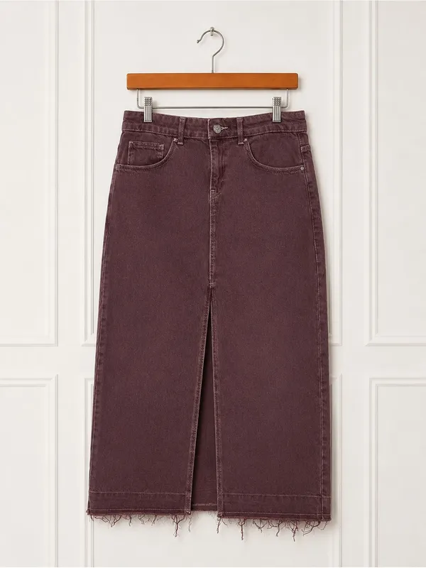 BDG Wine-Toned Maxi Denim Skirt with Front Slit - Image 2