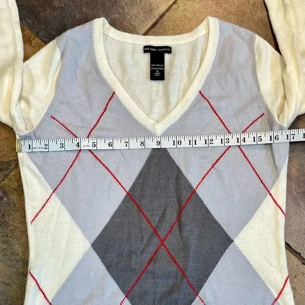 New York & Co. Argyle V-Neck Sweater Small - Image 7