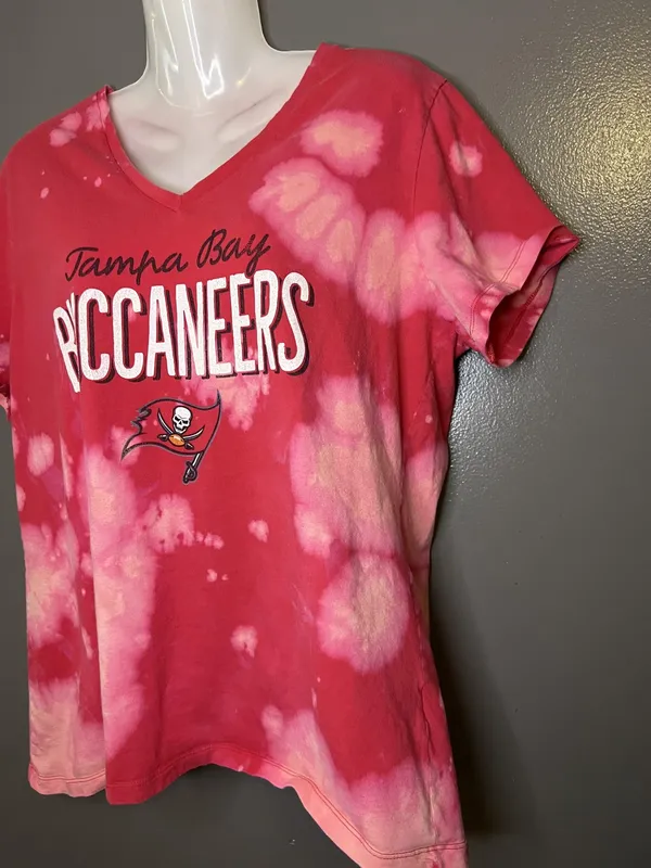 Tampa Bay Buccaneers Shirt Womens XL Red NFL Football Tie Dye Fanatics V Neck - Image 4