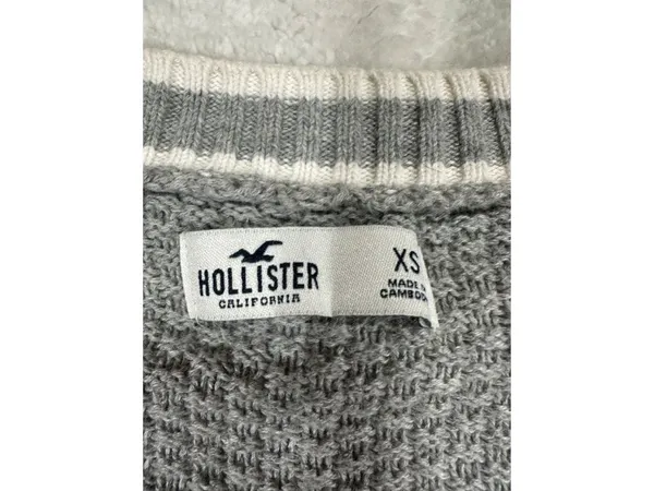 Hollister Cable Knit Pullover Sweater XS Gray V-Neck Long Sleeve Casual Style - Image 2