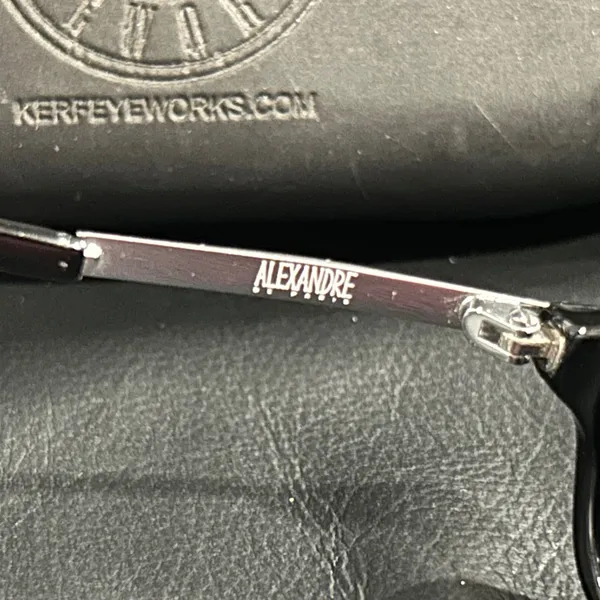 Elegant Black Sunglasses - Image 4
