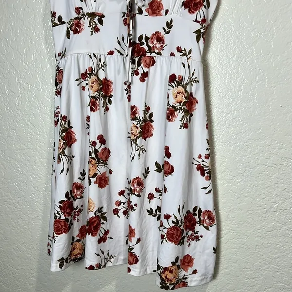 Justify Floral White Dress with Red and‎ Pink Roses M - Image 3