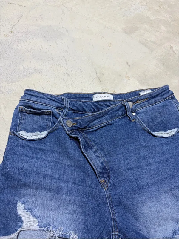 Risen jeans Women's Distressed Denim Shorts asymmetrical xl - Image 5