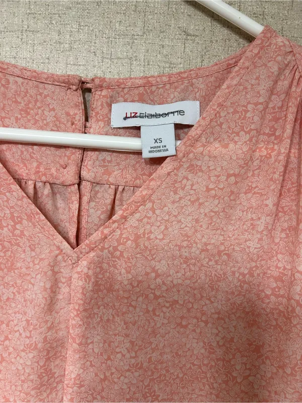 Liz Claiborne Coral Pink V-Neck Short Sleeve Blouse - Image 3