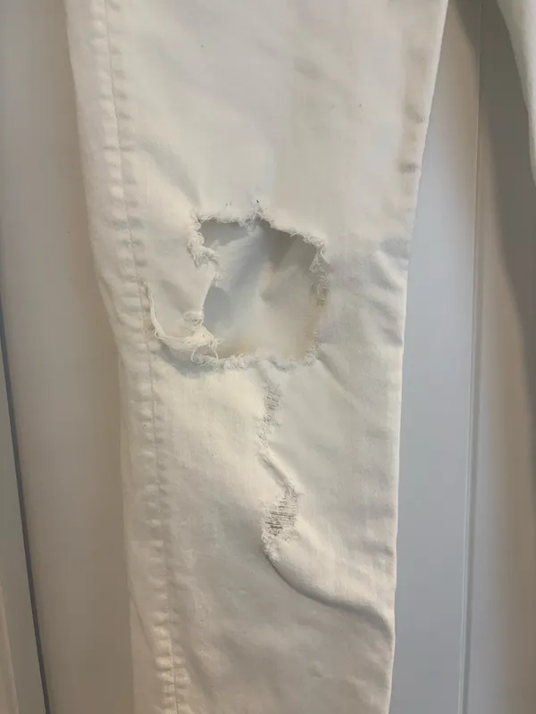 American Eagle Outfitters White Jeans Ripped - Image 2