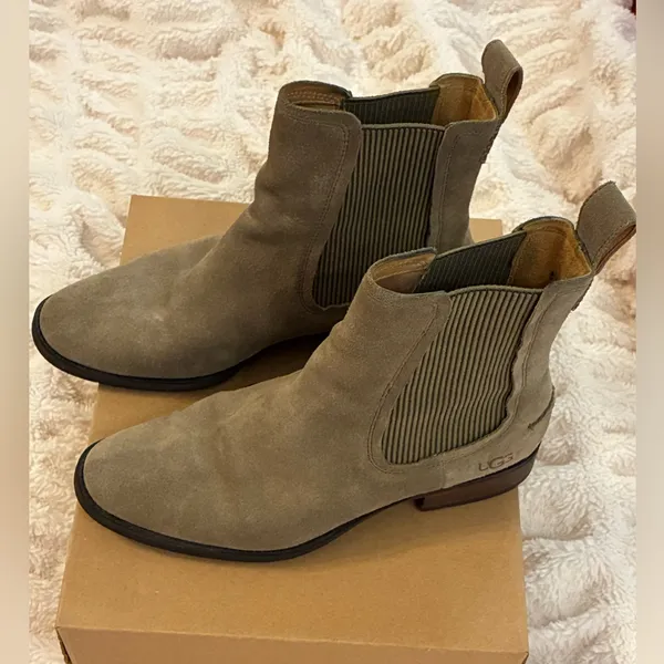 UGG Women’s Olive Green Chelsea Boots - Image 3