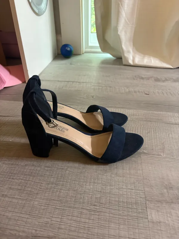 Navy blue heels Size 8 - Image 2