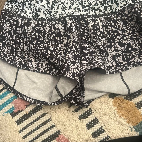 Lululemon speed‎ short in size 4 - Image 5