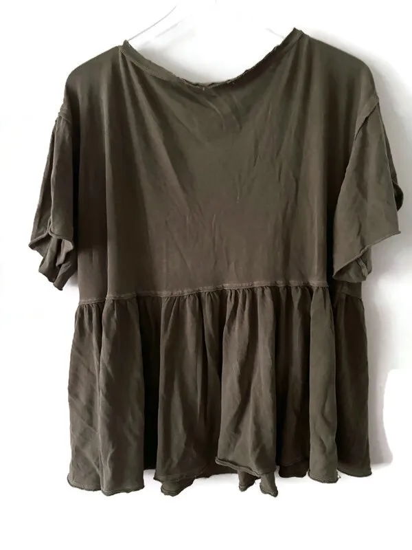 Free People olive green top with ruffled sleeves and tiered hem Size Large - Image 2