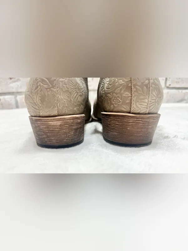 Very G Floral Embossed Ankle Booties in Stone Size 8 - Image 10