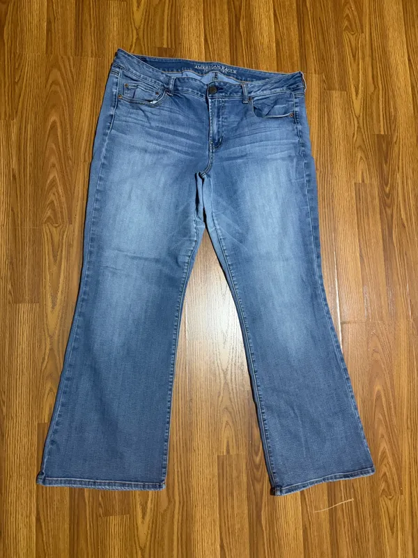 American Eagle Favorite Boyfriend Mid Rise Bootcut Medium Wash Jeans Size 18. - Image 2