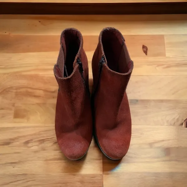 Clarks Women's Pause Camelia Boot Size 8M Block Heel Chelsea Red Suede Pull On - Image 6