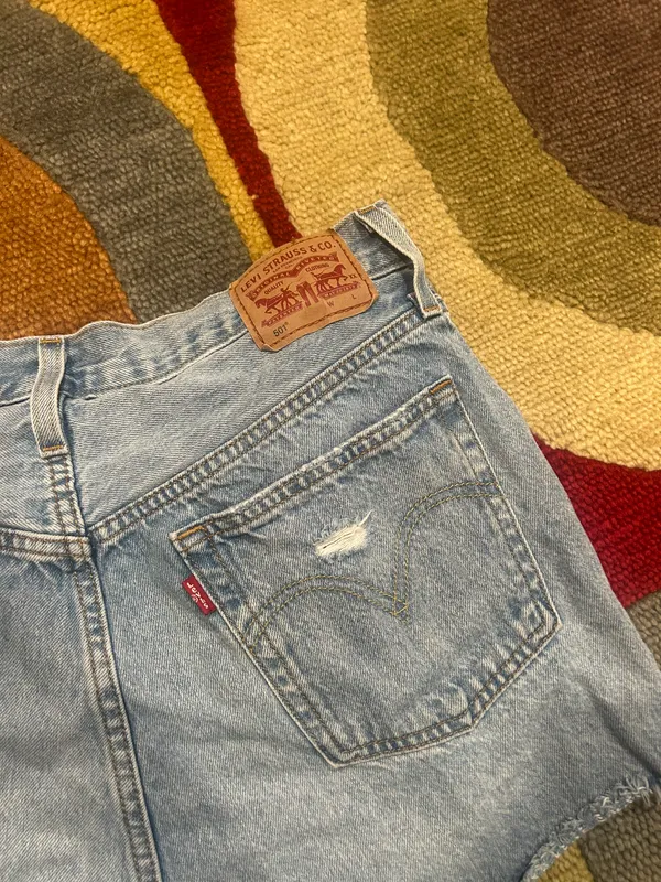 Levi’s 501 Denim Jean Shorts Light Wash Distressed Frayed Button Fly Size 31 - Image 6