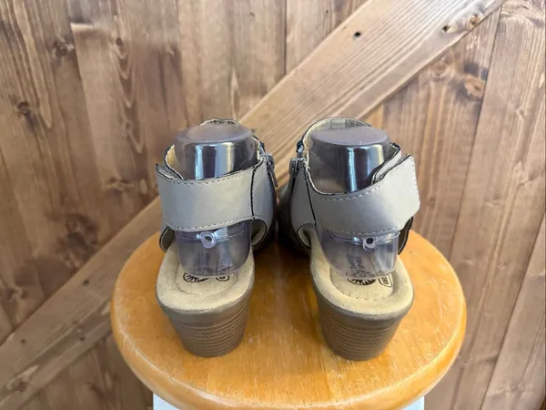 Earth Spirit Women’s Size 9.5 Gray Perforated Open Toe Comfort Sandals - Image 4