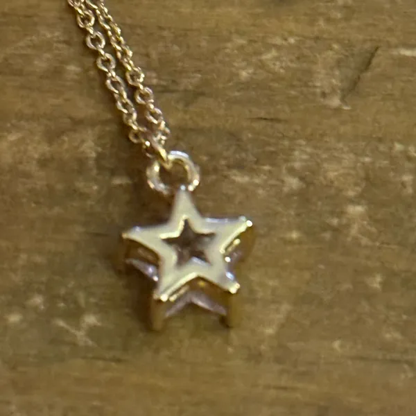 Lovisa gold plated cubic zirconia star pendant necklace - Image 4