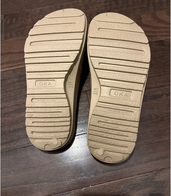 Oka tan foam sandals Size 9 - Image 3