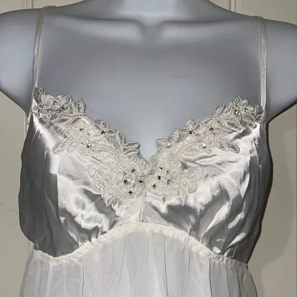 NEW! Gillian & O’Malley Lingerie Size Medium - Image 2