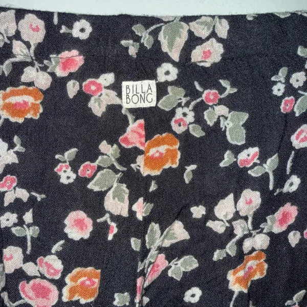 BILLABONG Black floral print flare rayon pants sz S ✨ - Image 5