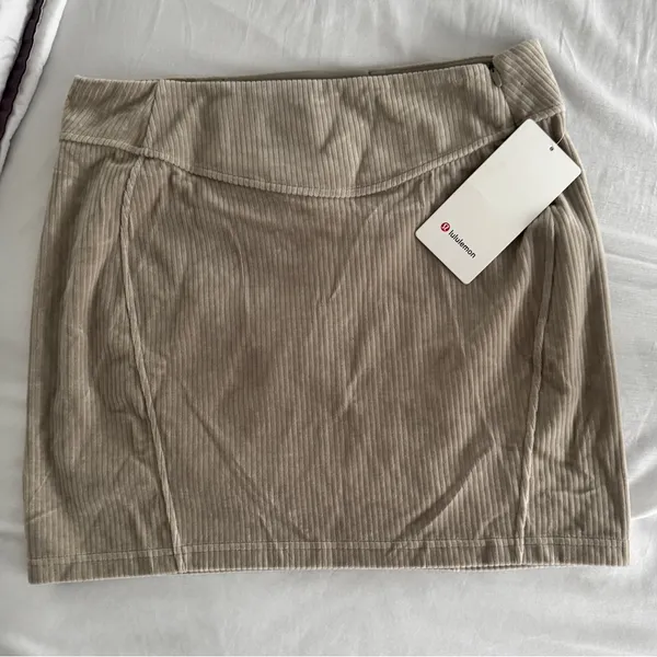 Lululemon Scuba NWT Mid Rise Mini Skirt Womens Velvet Cord Size 10 Riverstone - Image 6