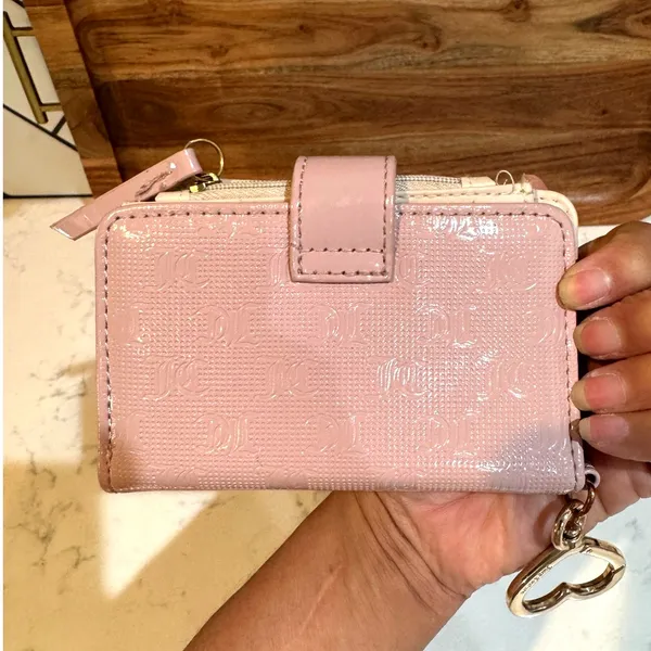Juicy Couture Simply Perfect tab wallet embossed logo gold-tone heart charm - Image 3