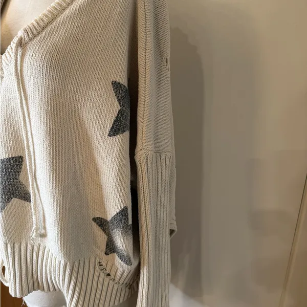 POL Cream V-Neck Sweater with Gray Stars and Hood Sz L - Image 3