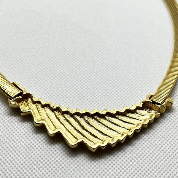 VTG NWOT 1980s Polished Gold Tone Ribbed Chevron Shaped Pendant Choker Necklace - Image 9