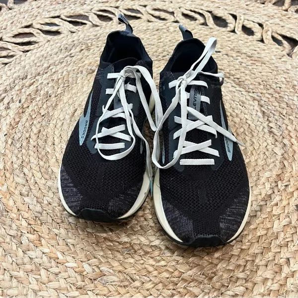 Womens Size 9.5 (B) Brooks Levitate 4 Shoes Black Gray Athletic Running Sneaker - Image 2