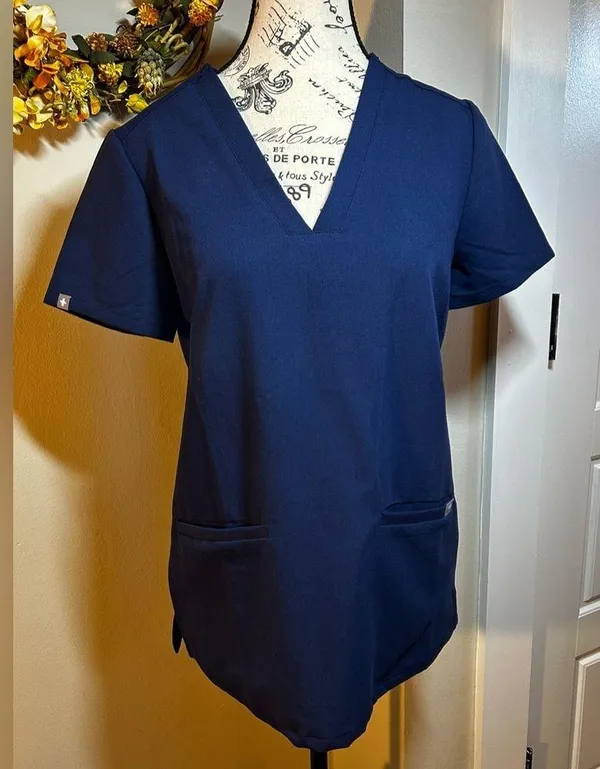 FIGS Technical Collection Casma Three-Pocket V-Neck Scrub Top in Navy Sz XS - Image 11