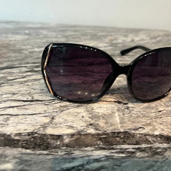Jessica Simpson Elegant Black and Gold Sunglasses with Hard Case NWOT - Image 9