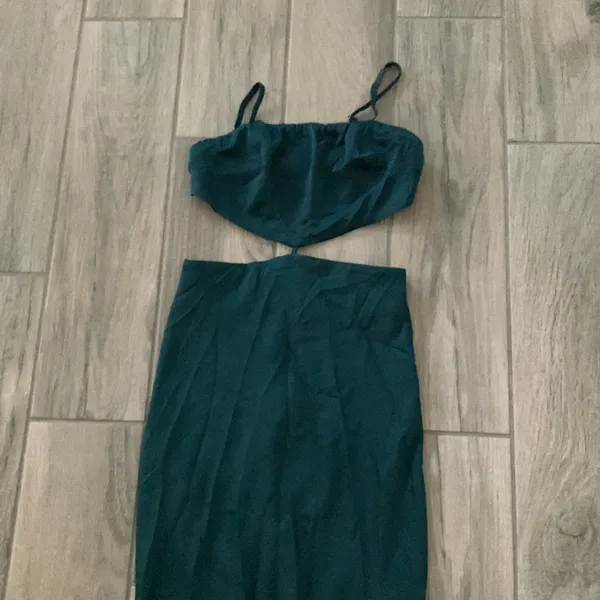 Beginning boutique forgiveness cut out satin dress in emerald - Image 3