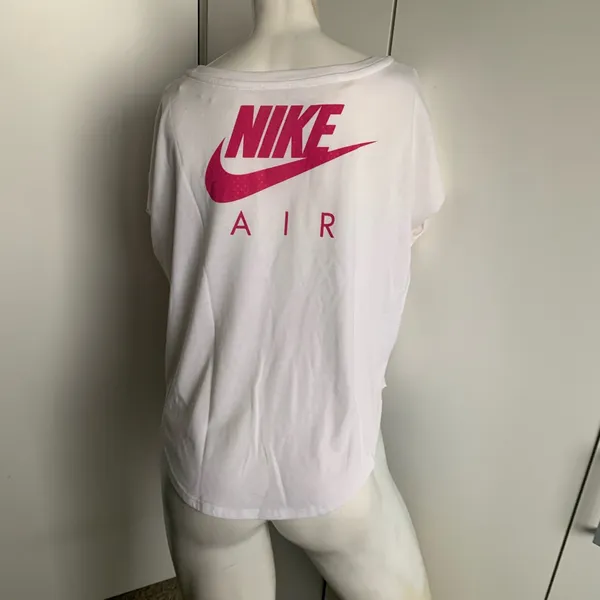 Air 01 athletic cut boat/scoop neck T-shirt size medium - Image 5