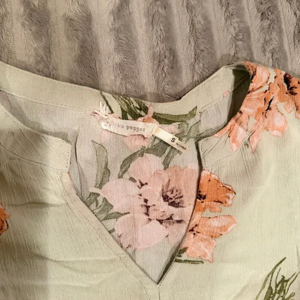 Blu Pepper Women’s Floral Bell Sleeve Top Size Small Sage Green‎ Peplum Blouse - Image 4