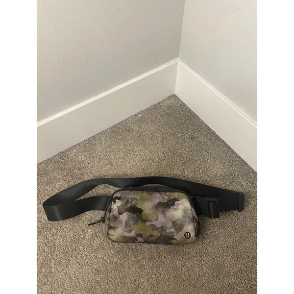 Lululemon Everywhere Belt Bag Heritage Camo Wash 1L Crossbody Discontinued Color - Image 3