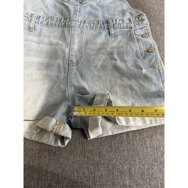 Old Navy women's light wash denim shortalls L 3" inseam button 5-pocket - Image 6