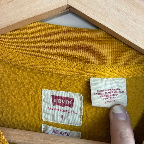 Levi's mustard yellow vintage relaxed crewneck sweater women's size small STAIN - Image 4