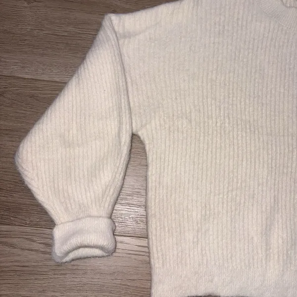 Love Tree Boutique Women's Ivory Sweater Size Medium - Image 13