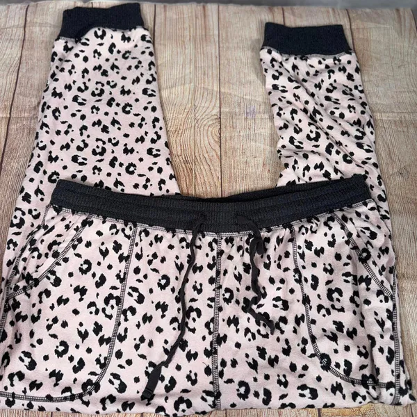 Karen Neuburger Love Lounge XL Leopard Print Loungewear Set - Image 4