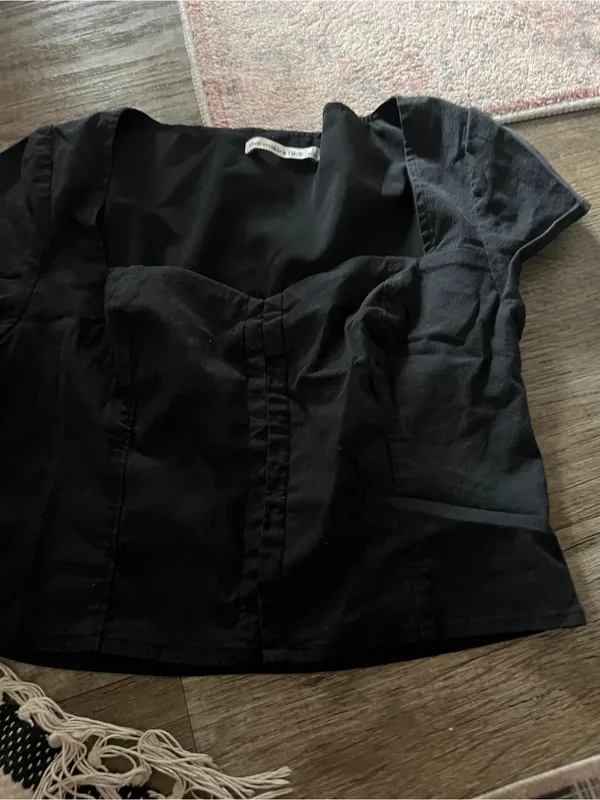 Abercrombie Black Short Sleeve Sweetheart Crop Top - Image 5