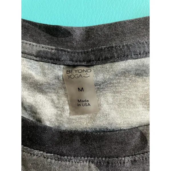 Beyond Yoga Women's M Gray/Black Camo Cropped Tank Top Crew Neck Sleeveless - Image 2
