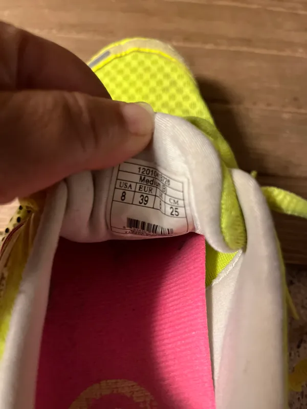 Brooks cadence neon yellow running shoes size 8 - Image 10