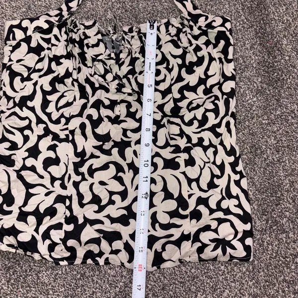 Ann Taylor white/black floral halter top in a size 8 - Image 4
