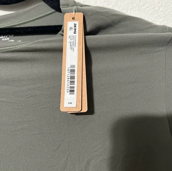 Fits Everybody Tee in Gunmetal - Image 3