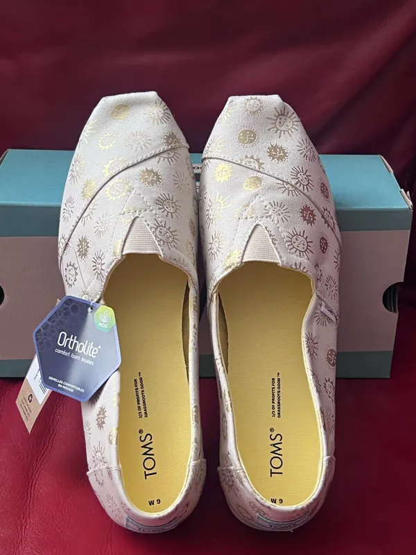 Authentic Tom’s Alpargata Women’s Slip on Foil Sunny Days Print Women’s size 9 - Image 2