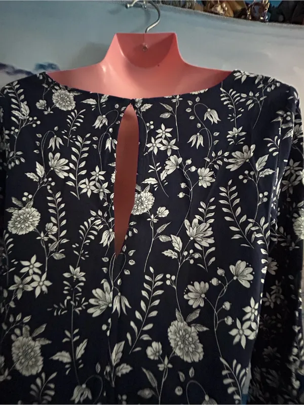 Aeropostale Women’s Black & White Floral V-Neck Romper SM - Image 8