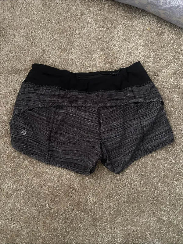 Lululemon speed short 4 way Stretch 2.5” size 6 - Image 6