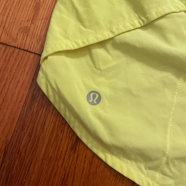 Lululemon Speed Shorts High-Rise Up 2.5" Lined Size 6 Yellow - Image 3