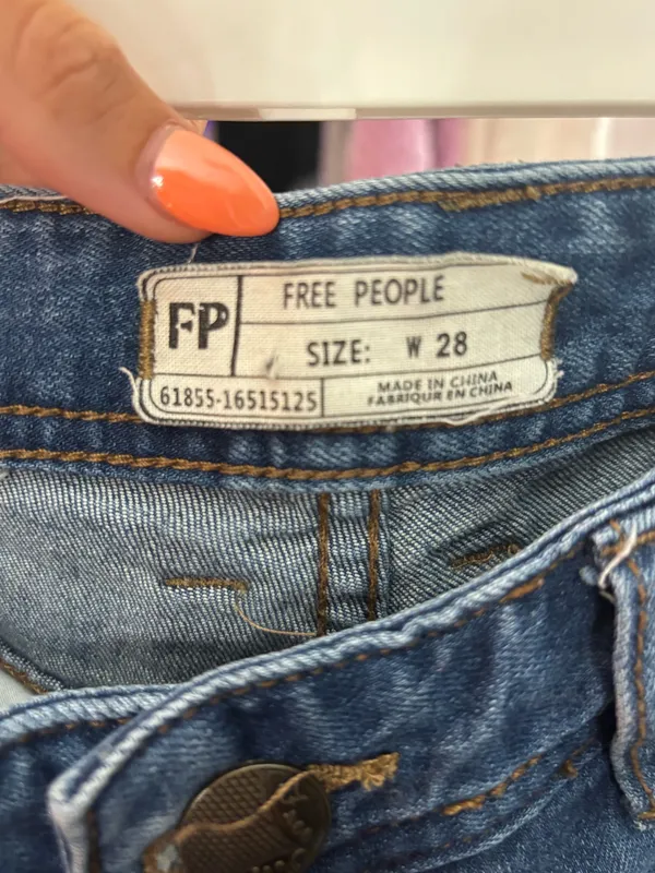 Free People✨ Frayed Hem Jeans - Image 5