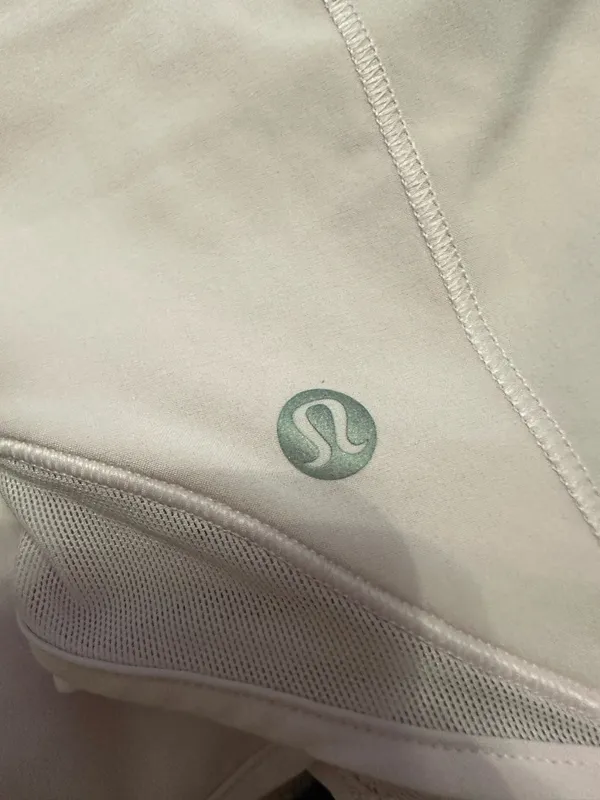 Lululemon Shorts Hotty Hot 4" - Image 3
