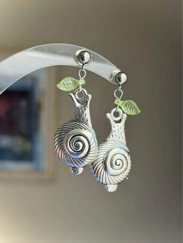 Handmade cute boho retro funky style snail dangle earrings🐌🌀 - Image 3