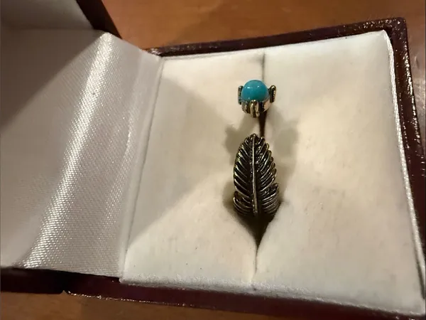Vintage Adjustable Gold Tone Leaf and Turquoise Cabochon Ring - Image 3